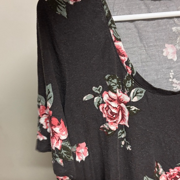 Elegant Floral Short Sleeve Top - Picture 3 of 7